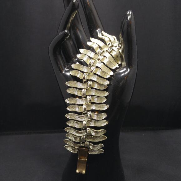 Vintage Lisner Mid-Century Modern Gold & Silver Tone Wide Link Bracelet, 1950s - Picture 5 of 10